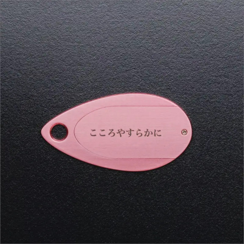 遺灰入れカード型ケース 結心華 しずくタイプ アルミ製 色：ピンク（カラーアルマイト）
