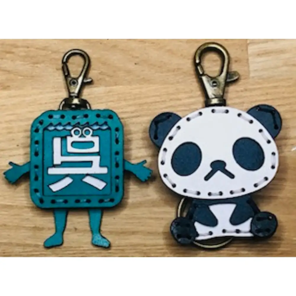 呉氏＆zooパンダ レザーキーホルダーセット 一点もの 革 キーリング レディース メンズ 鍵 バッグチャーム ストラップ 革小物 かわいい 動物 ゆるキャラ ご当地キャラ キャラクター ギフト プレゼント 送料無料 広島県 ku022-014-r