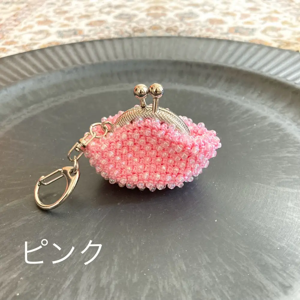 【ピンク】ハンドメイドのビーズがま口キーホルダー（シルバー）｜キーホルダー