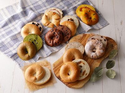 わっぱ堂のふわもちベーグル6ヶ月≪定期便≫　8個×6ヶ月 パン 自家製 個包装 焼きたて 便利 グルメ 高リピート 食べ比べ 詰め合わせ 朝食 おやつ ぱん 食品 瞬間冷凍 　H049-042