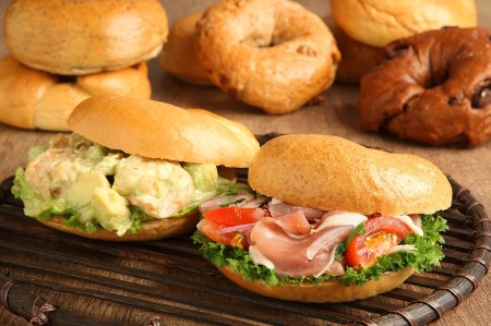 わっぱ堂のふわもちベーグル3ヶ月≪定期便≫　8個×3ヶ月 パン 自家製 個包装 焼きたて 便利 グルメ 高リピート 食べ比べ 詰め合わせ 朝食 おやつ ぱん 食品 瞬間冷凍 　H049-043