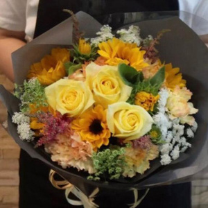 季節の花束 Mサイズ 3回 定期便 3ヶ月 ブーケ 花 生花 フラワー ギフト プレゼント 贈り物 お祝い 記念日 誕生日 母の日 敬老の日 インテリア 雑貨 飾り おしゃれ 華やか かわいい 季節の花 アレンジメント 癒し 空間 玄関 岩手県 盛岡市 東北 岩手 盛岡 有限会社田村フローリスト