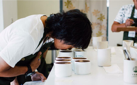 【全12回定期便】コーヒー豆 自家焙煎 深煎り インドネシア 200g×4 TSUKIKOYA COFFEE ROASTER ツキコヤ 珈琲 こだわり 横須賀【株式会社RUINS】 [AKAD003]