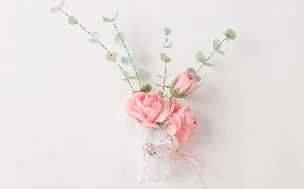 【まゆ玉から生まれる花 まゆ花（別名：シルクフラワー）】 まゆ花アレンジメント バラの花3本とユーカリリーフ4本 A4217