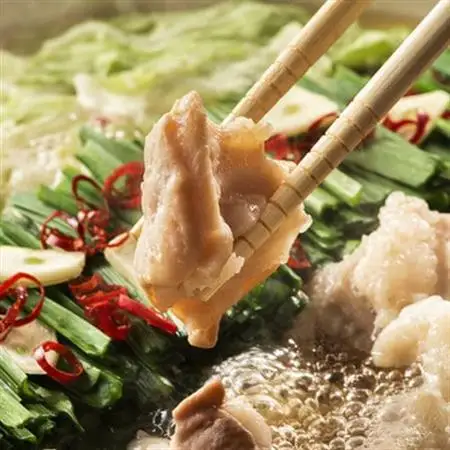 【博多名物】九州産ハーブ鶏水炊き＆国産牛もつ鍋(みそ味)食べ比べセット　各2人前(大牟田市)_肉 もつ鍋 牛肉 鍋 鍋セット  肉 水炊き 鶏肉 鍋 鍋セット  惣菜・加工品 肉 鍋 なべ ナベ_【配送不可地域：離島】【1435997】