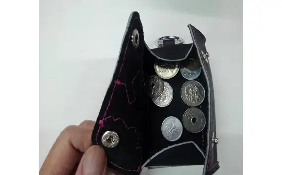 グローブの革製　コンパクトな三つ折り財布　BKP No.094