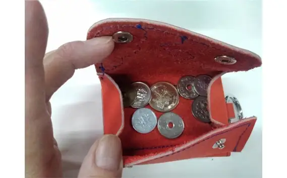 グローブの革製　コンパクトな三つ折り財布　RDA No.095