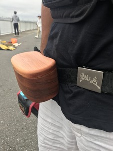 木製 黒鯛 餌箱 L1 累計600個 300g 660ml 金属ﾜﾝﾀｯﾁ 名入れ刻印無料  ﾍﾁ釣り 受注生産 mi0037-0026