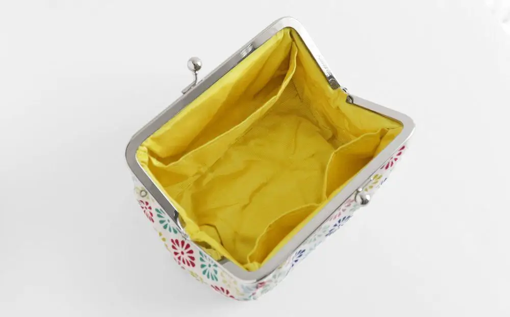 【AYANOKOJI】TAWARA型がま口コスメポーチ 中サイズ(京都菊菱 白)| がま口専門店 雑貨 人気ブランド