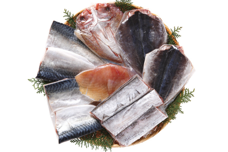 凍眠市場 三陸沖産 干物セットB 5種 計1350g ( さば 300g×2 アジ 150g×2 タイ 150g タチウオ 200g エイヒレ 100g） [シャディ 宮城県 気仙沼市 20564018]