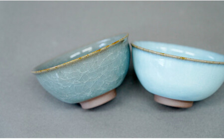 有田焼 貫入月白茶碗 2色セット【梶原大敬 茂正工房】器 うつわ 食器 和食器 ちゃわん ご飯 ごはん お茶碗 ペア セット 2個 食器セット 青磁 貫入 月白 ブルー 作家 手仕事 ろくろ シンプル 電子レンジ対応 A35-310
