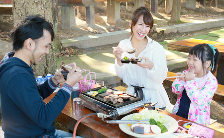 【ふるさと納税】 原木 椎茸 狩り ＆ BBQ 4名様 体験券 しいたけ シイタケ 椎茸狩り バーベキュー 体験 チケット ふるさと納税 ふるさと 人気 家族 レジャー アウトドア おすすめ 送料無料 兵庫県 三田市 [3d28bae310000]