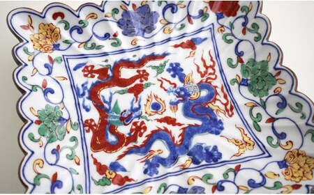 有田焼 福泉窯 菊割長角皿 / 染錦花唐草双龍絵 青龍 赤龍 縁起物 手描き 渕上陶磁器 食器 うつわ 器 お正月 ハレの日 華やか A80-38