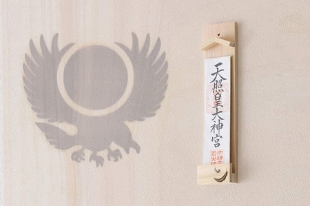 ヤタガラス焼印入り 壁掛け一社 かんたん！モダン神棚シリーズ お神札入れ/お神札立て 石膏ボード壁に簡単取付け&簡単設置できます！紀州産 総ひのき製【ymku0024】