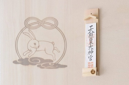 縁結ぶ白うさぎ焼印入り 壁掛け一社 かんたん！モダン神棚シリーズ お神札入れ/お神札立て 石膏ボード壁に簡単取付け&簡単設置できます！紀州産 総ひのき製【ymku0026】
