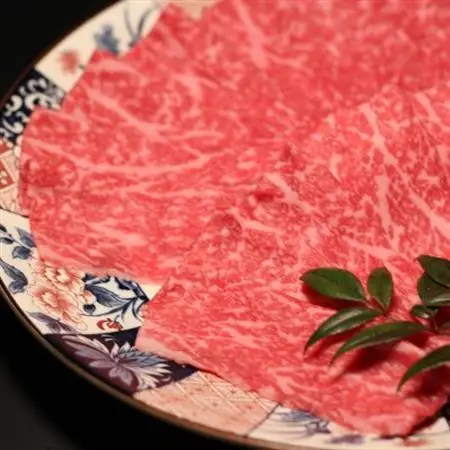 稲葉メルヘン牛(A4-A5)すき焼き用　モモ700g【配送不可地域：離島・北海道・沖縄県・東北・中国・四国・九州】【1291443】
