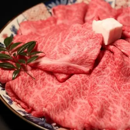稲葉メルヘン牛(A4-A5)　すき焼き用肩ロース900g【配送不可地域：離島・北海道・沖縄県・東北・中国・四国・九州】【1291452】