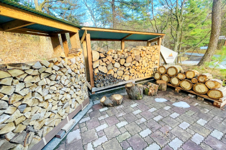 三瓶山の薪【乾燥薪 広葉樹 ナラ 楢 サクラ 桜 ノブ 約25cm 約13～16kg キャンプ BBQ バーベキュー 燻製 焚き火 薪ストーブ 暖炉 アウトドア 伐採木 島根県 大田市 国立公園】