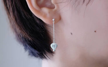 ぷかぷか浮かぶ気球と雲が可愛いシルバーポストピアス：B305-008