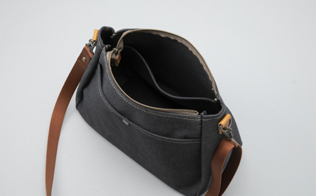 【J-196】ｋｉｉ工房　帆布かばん　プランプショルダー　先染め黒 【高島屋選定品】