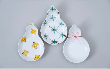 有田焼 瓢型小皿 3柄セット【中山陶和堂】食器 うつわ 器 磁器 陶磁器 3枚 セット 皿 小皿 ひょうたん シンプル 花 手描き 縁起物 お祝い ハレの日 A40-365