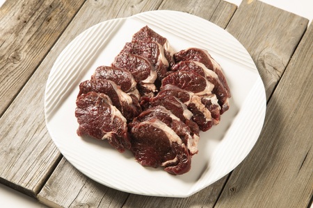 鶴居村  エゾシカ 焼肉用 柔らか 肩ロース 4００ｇ【鹿肉 ジビエ えぞしか 】(ベニソン エゾシカ  エゾシカ肉 肩ローズ肉  シカ肉 エゾ鹿 無添加 人気 プレゼント 贈り物 お歳暮 高品質 冷凍 真空 未楽来工房 HACCP認証  お肉 肉 ジビエ ステーキ 北海道 ふるさと納税 ふるなび  ）