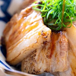 ＊冷凍＊-日本新式 煮豚- ［豚バラ肉］とろチャーシュー 黒タレ＆白タレの２種食べ比べセット《千葉県産銘柄豚》林SPF使用（各１塊ずつ・計２塊）