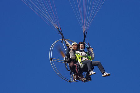 【ふるなびWEEK対象】絶景の空中散歩！モーターパラグライダー体験券 1名様
