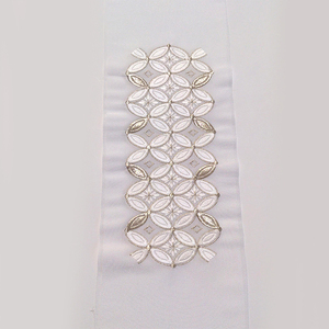 半衿　白地に白とシルバーの七宝繋ぎ柄　刺繍 和装 民芸品 工芸品 伝統技術 篠原縫製