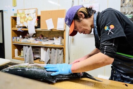 レンジで温めるだけ! 老舗の「魚屋さんの焼き魚」塩鮭・銀ダラ 各2枚×2袋(H032112)
