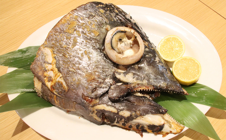 メバチマグロ兜 頭半割1個分（1kg） 1/4カット×2個 [0015-0069]