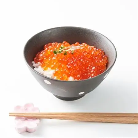 北海道とまり産　いくら醤油漬け　100g×2パック【配送不可地域：離島】【1481561】