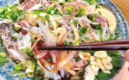 魚市場 の目利きが 厳選 本場 高知 の カツオのタタキ 約350～400g（ 節 タレ付き 血合い抜き ） 冷凍 海鮮 海の幸 魚 魚介 かつお カツオ 鰹 たたき タタキ 新鮮 ごちそう おかず 高知県 四万十市 四万十 しまんと 26-924