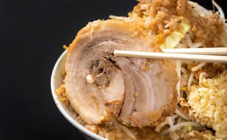 ラーメン：2食セット お取り寄せ 「二郎系 ラーメン」 醤油とんこつ 麺類 豚 旨味 濃厚スープ 平打ち 太麺 絶妙 バランス 溶き卵 コク おじや 冷凍 トッピング ボリューム 
