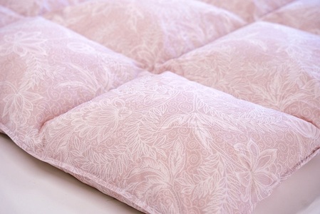 リサイクル羽毛掛布団　白州洗いのリサイクル羽毛ダウン90％使用　羽毛量1.24kg　冬掛けシングルサイズ（ピンク系色） [h126]