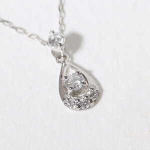 プラチナ　雫ダイヤモンドペンダント　0.10ct