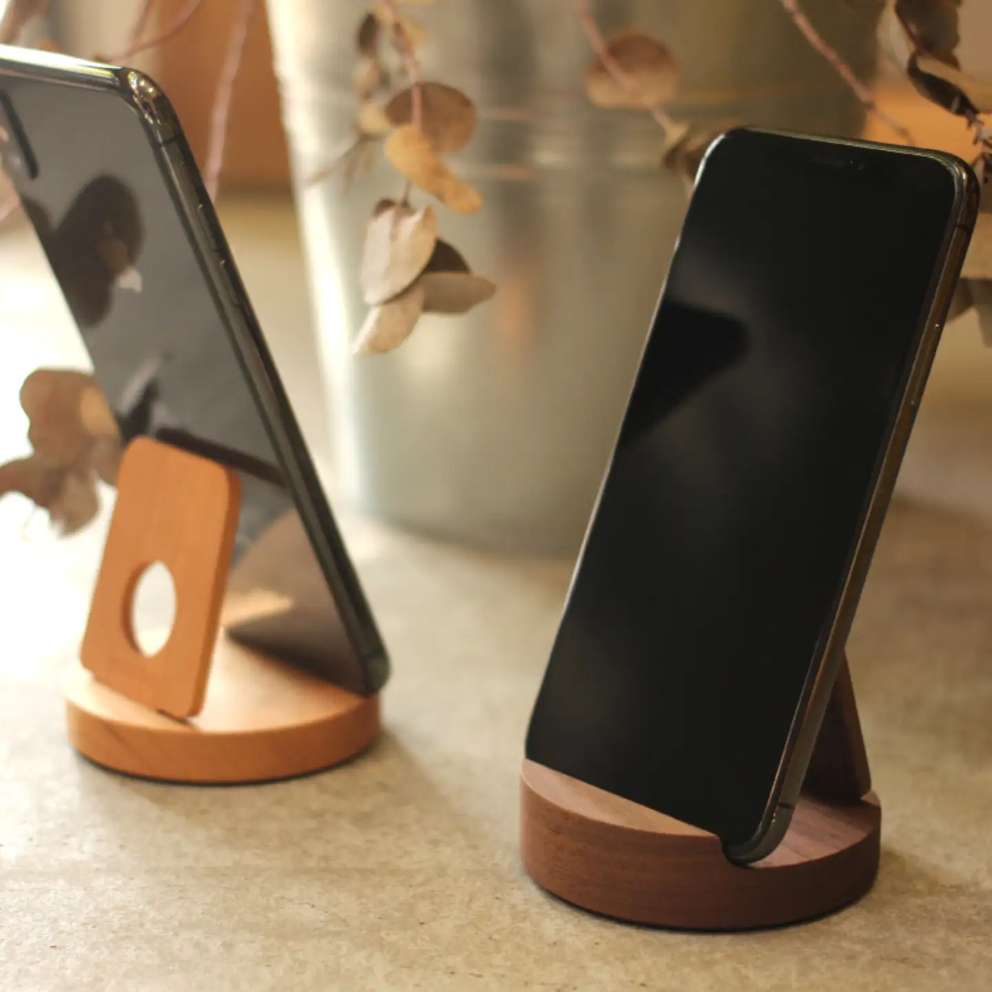 【Hacoa】汎用性高い木製スマートフォンスタンド ウォールナット 「Smartphone Stand」