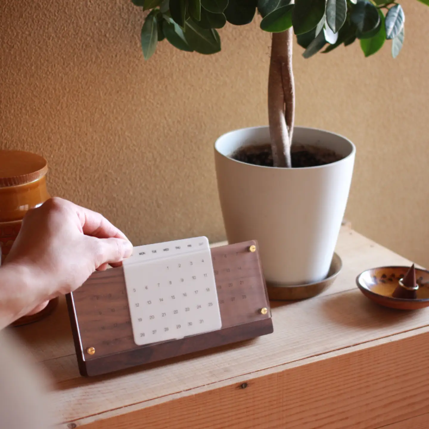 【Hacoa】木の経年変化を楽しむ卓上万年カレンダー ウォールナット 「Desk Calendar Eternal」