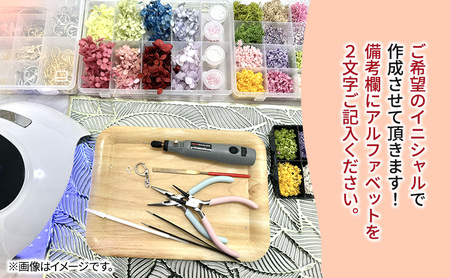ハンドメイド イニシャルチャーム 2個セット おしまちゃん入り 雑貨 小物 手作業 世界に一つ ハンドメイド作品 オリジナルチャーム かわいい 贈り物 