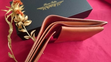 紅花染めサドルレザーの二つ折りウォレット FZ26-701