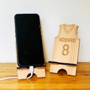 背番号が選べる！バスケユニフォーム型スマホスタンド 秋田杉 雑貨 インテリア 工芸品  背番号「5」