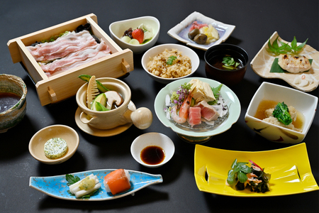 湯元板屋の1泊2食 宿泊券 (和室3名) [日光国立公園内にある豊かな自然に囲まれた源泉かけ流しの老舗温泉旅館] [0362]