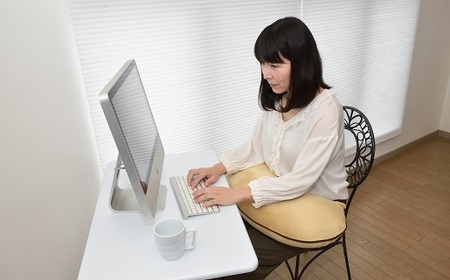 B-48.【身体にフィットする】マイクロビーズクッション　ブラウン（薄茶）