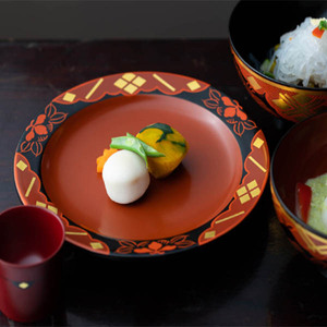 秀衡塗　翁皿　秀衡椿紋　10個入 / 漆器 食器 銘々皿 漆塗 うるしぬり 手塗り 木製 伝統工芸品 和 お正月 高級 結婚 新築祝い お祝い 贈答 贈り物 プレゼント ギフト 香典返し お返し おもてなし 東京オリンピック パラリンピック 大会記念品【ocy925-oki-tsu-10A】
