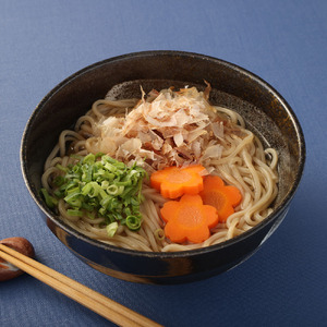 宗田節うどんを楽しむセット（宗田節うどん 200g×4、卵かけご飯専用宗田節 10g、だし醤油用宗田節 20g、宗田節だしつゆ（3倍濃厚）300ml）【R01046】