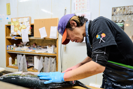 丸ごと1尾!老舗の「魚屋さんの鯛煮付け」(冷凍)(H032109)