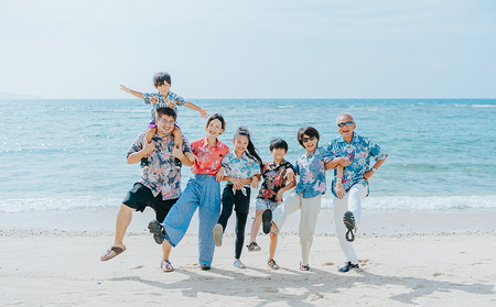 世界遺産を望む雄大な景色と、エメラルドブルーの海でロケーションフォトチケット 沖縄 おきなわ フォト 家族写真 記念日 海 ビーチ 大宜味村 撮影 カメラマン インスタ お祝い インスタ映え 写真 記念 チケット プロカメラマン 券 国内