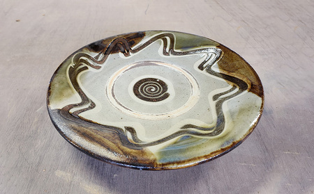 指描８寸皿緑釉・あめ釉1枚【神谷窯】 沖縄 おきなわ やちむん 焼き物 食器 大皿 皿 さら プレート 大宜味村 盛皿 カレー皿 パスタ皿 陶器 1枚 ８寸皿 工芸品 贈り物 2万円台 和食器