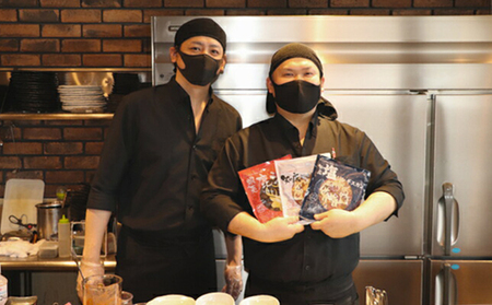 【定期便：全3回】知床ジンギスカン店「そら」知床ジンギスカン味付き生ラム肩ロース900g（300g×3）【1601501】
