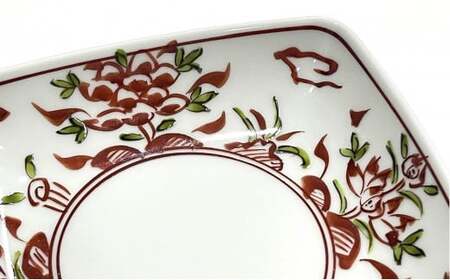 有田焼 赤絵万暦 角皿 S 12cm 24to3【西富陶磁器オリジナル】食器 器 うつわ 和食器 皿 小皿 取皿 角皿 プレート お祝い ハレの日 手描き 赤 A15-378
